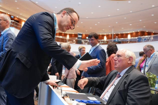 Landesparteitag der CDU NRW in Duesseldorf Jens Spahn stellvertretender Vorsitzender der CDU CSU-Bundestagsfraktion gemeinsam mit Karl-Josef Laumann (Minister fuer Arbeit, Gesundheit und Soziales des Landes Nordrhein-Westfalen)beim Landesparteitag der CDU Nordrhein-Westfalen im Maritim Hotel, Duesseldorf, 04.07.2026 Duesseldorf NRW Deutschland *** CDU North Rhine-Westphalia State Party Convention in Düsseldorf: Jens Spahn, Deputy Chair of the CDU CSU parliamentary group in the Bundestag, together with Karl Josef Laumann, Minister of Labor, Health, and Social Affairs of the State of North Rhine-Westphalia, at the CDU North Rhine-Westphalia State Party Convention at the Maritim Hotel in Düsseldorf, July 4, 2026, Düsseldorf, North Rhine-West