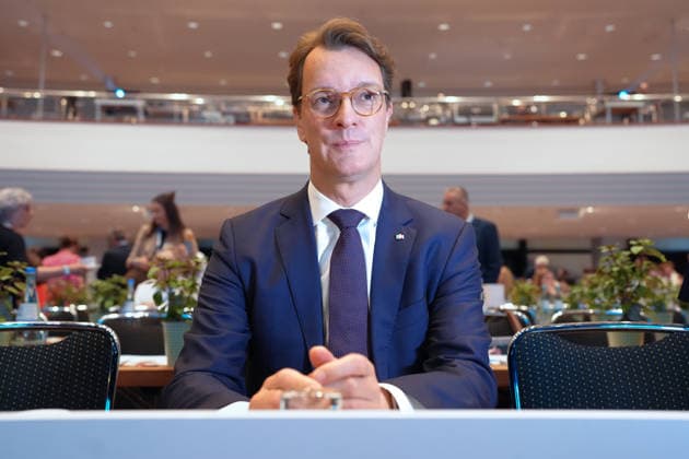 Landesparteitag der CDU NRW in Duesseldorf Hendrik Wuest, Ministerpraesident des Landes Nordrhein-Westfalen im Portrait auf seinem Platz beim Landesparteitag der CDU Nordrhein-Westfalen im Maritim Hotel, Duesseldorf, 04.07.2026 Duesseldorf NRW Deutschland *** CDU North Rhine-Westphalia State Party Convention in Düsseldorf: A portrait of Hendrik Wuest, Minister-President of North Rhine-Westphalia, at his seat during the CDU North Rhine-Westphalia State Party Convention at the Maritim Hotel in Düsseldorf, July 4, 2026, Düsseldorf, North Rhine-Westphalia, Germany