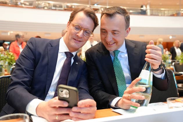 Landesparteitag der CDU NRW in Duesseldorf Hendrik Wuest, Ministerpraesident des Landes Nordrhein-Westfalen schaut mit sienem Generalsekretaer Paul Ziemiak ein Video auf dem Mobiltelefon beim Landesparteitag der CDU NRW im Maritim Hotel, Duesseldorf, 04.07.2026 Duesseldorf NRW Deutschland *** CDU NRW State Party Convention in Düsseldorf: Hendrik Wuest, Minister President of North Rhine-Westphalia, watches a video on his cell phone with his Secretary General, Paul Ziemiak, at the CDU NRW State Party Convention at the Maritim Hotel in Düsseldorf, July 4, 2026, Düsseldorf, North Rhine-Westphalia, Germany