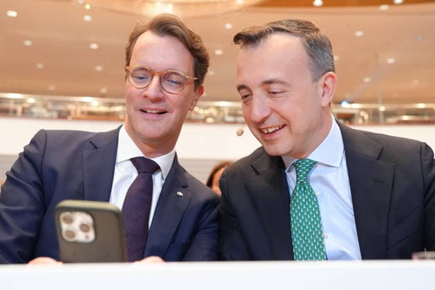Landesparteitag der CDU NRW in Duesseldorf Hendrik Wuest, Ministerpraesident des Landes Nordrhein-Westfalen schaut mit sienem Generalsekretaer Paul Ziemiak ein Video auf dem Mobiltelefon beim Landesparteitag der CDU NRW im Maritim Hotel, Duesseldorf, 04.07.2026 Duesseldorf NRW Deutschland *** CDU NRW State Party Convention in Düsseldorf: Hendrik Wuest, Minister President of North Rhine-Westphalia, watches a video on his cell phone with his Secretary General, Paul Ziemiak, at the CDU NRW State Party Convention at the Maritim Hotel in Düsseldorf, July 4, 2026, Düsseldorf, North Rhine-Westphalia, Germany