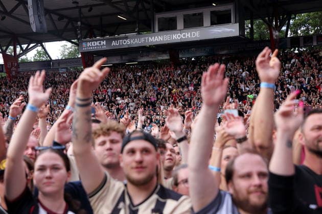 Fans bei einem Konzert von Marten Laciny alias Marteria als Support für Nils Wehowsky alias Finch im Stadion An der Alten Försterei in Berlin, 3. Juli 2026. Marteria Konzert Berlin *** Fans at a concert by Marten Laciny, aka Marteria, opening for Nils Wehowsky, aka Finch, at the An der Alten Försterei Stadium in Berlin, July 3, 2026 Marteria Concert Berlin