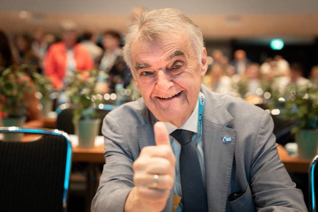 CDU Landesparteitag des Landes Nordrhein-Westfalen in Duesseldorf Herbert Reul, Innenminister des Landes Nordrhein-Westfalen mit Daumen hoch auf dem CDU Landesparteitag des Landes Nordrhein-Westfalen im Maritim Hotel in NRW, Duesseldorf, 04.07.2026 Duesseldorf Nordrhein-Westfalen Deutschland *** CDU State Party Convention of North Rhine-Westphalia in Düsseldorf Herbert Reul, Minister of the Interior of North Rhine-Westphalia, giving a thumbs-up at the CDU State Party Convention of North Rhine-Westphalia at the Maritim Hotel in Düsseldorf, North Rhine-Westphalia, July 4, 2026 Düsseldorf, North Rhine-Westphalia, Germany