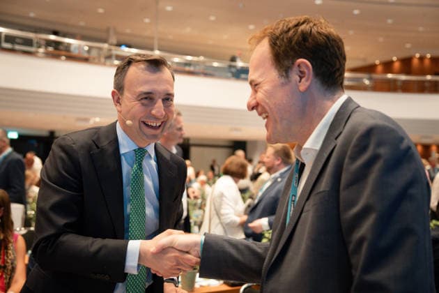 CDU Landesparteitag des Landes Nordrhein-Westfalen in Duesseldorf Paul Ziemiak, Bundestagsabgeordneter begruesst Stephan Keller Oberbuergermeister Duesseldorf auf dem CDU Landesparteitag des Landes Nordrhein-Westfalen im Maritim Hotel in NRW, Duesseldorf, 04.07.2026 Duesseldorf Nordrhein-Westfalen Deutschland *** CDU State Party Convention of North Rhine-Westphalia in Düsseldorf: Paul Ziemiak, Member of the Bundestag, welcomes Stephan Keller, Mayor of Düsseldorf, at the CDU State Party Convention of North Rhine-Westphalia at the Maritim Hotel in Düsseldorf, North Rhine-Westphalia, July 4, 2026, Düsseldorf, North Rhine-Westphalia, Germany
