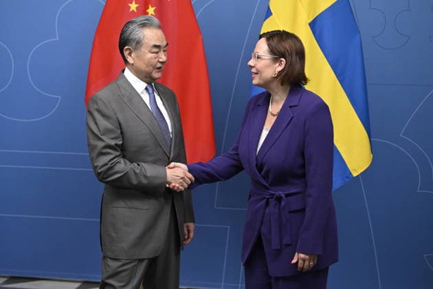 STOCKHOLM, SVERIGE 20260704 Kinas utrikesminister Wang Yi blir mottagen av utrikesminister Maria Malmer Stenergard (M). STOCKHOLM SVERIGE x10070x *** STOCKHOLM, SWEDEN July 4, 2026 China s Foreign Minister Wang Yi is welcomed by Foreign Minister Maria Malmer Stenergard M STOCKHOLM SWEDEN x10070x  Copyright: xJessicaxGow TTx KINAS UTRIKESMINISTER WANG YI I STOCKHOLM 7vC4w36aA7k