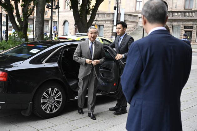 STOCKHOLM, SVERIGE 20260704 Kinas utrikesminister Wang Yi amländer till Rosenbad för att träffa utrikesminister Maria Malmer Stenergard (M). STOCKHOLM SVERIGE x10070x *** STOCKHOLM, SWEDEN July 4, 2026 China s Foreign Minister Wang Yi arrives at Rosenbad to meet with Foreign Minister Maria Malmer Stenergard M STOCKHOLM, SWEDEN x10070x  Copyright: xJessicaxGow TTx KINAS UTRIKESMINISTER WANG YI I STOCKHOLM 5BM8WryrhRs