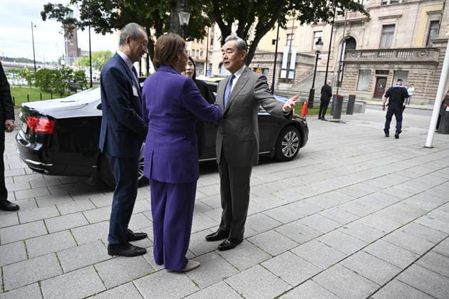 Utrikesminister Maria Malmer Stenergard (M) tar emot Kinas utrikesminister Wang Yi utanför Rosenbad. STOCKHOLM SVERIGE x10070x *** Foreign Minister Maria Malmer Stenergard M welcomes Chinese Foreign Minister Wang Yi outside Rosenbad, STOCKHOLM, SWEDEN x10070x  Copyright: xJessicaxGow TTx KINAS UTRIKESMINISTER WANG YI I STOCKHOLM 1fAePX5mxc8