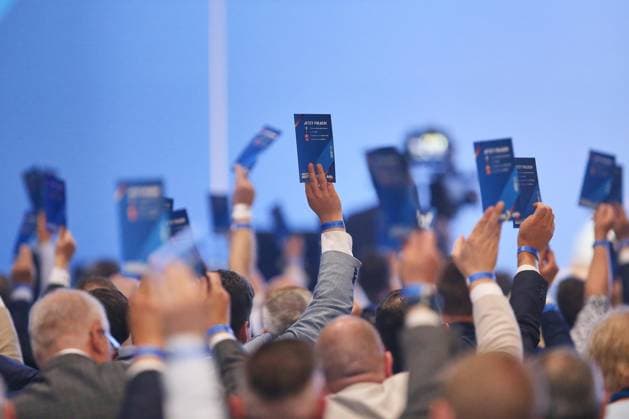 Erfurt, Thüringen, Deutschland, 04.07.2026: Messe: AfD-Bundesparteitag: Delegierte heben ihre Stimmkarte *** Erfurt, Thuringia, Germany, July 4, 2026: AfD National Party Convention—Delegates raise their voting cards Copyright: xdtsxNachrichtenagenturx dts_126290