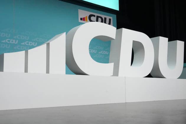 Landesparteitag der CDU NRW in Duesseldorf Symbolbild und Themenbild der CDU NRW und CDU Deutschlands mit Buchstaben und LOGO der Partei, hier beim Landesparteitag der CDU NRW in Duesseldorf, 04.07.2026 Duesseldorf NRW Deutschland *** CDU NRW State Party Convention in Düsseldorf: Symbolic image and thematic image of the CDU NRW and the CDU of Germany featuring the party’s letters and logo, taken at the CDU NRW State Party Convention in Düsseldorf on July 4, 2026, Düsseldorf, NRW, Germany