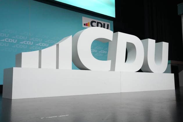 Landesparteitag der CDU NRW in Duesseldorf Symbolbild und Themenbild der CDU NRW und CDU Deutschlands mit Buchstaben und LOGO der Partei, hier beim Landesparteitag der CDU NRW in Duesseldorf, 04.07.2026 Duesseldorf NRW Deutschland *** CDU NRW State Party Convention in Düsseldorf: Symbolic image and thematic image of the CDU NRW and the CDU of Germany featuring the party’s letters and logo, taken at the CDU NRW State Party Convention in Düsseldorf on July 4, 2026, Düsseldorf, NRW, Germany