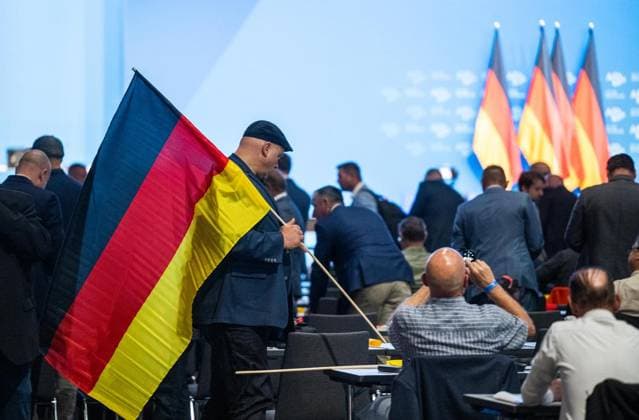 AFD - BUNDESPARTEITAG 2026 IN DER MESSE ERFURT ** NUR FÜR REDAKTIONELLE ZWECKE ** EDITORIAL USE ONLY **<p>04 07 2026-Erfurt: Bundesparteitag der AfD (Alternative für Deutschland) Auf dem Parteitag soll unter anderem der Bundesvorstand der AfD neu gewählt werden. im Foto: Delegierter mit Deutschlandfahne ( Deutschland Thueringen Erfurt Copyright: SaschaxFromm *** AFD NATIONAL PARTY CONVENTION 2026 AT THE ERFURT EXHIBITION CENTER ** FOR EDITORIAL USE ONLY ** EDITORIAL USE ONLY ** July 4, 2026 Erfurt Federal Party Convention of the AfD (Alternative for Germany) Among other things, the AfD’s Federal Executive Board is to be re-elected at the party convention. Pictured: Delegate with a German flag. Germany, Thuringia, Erfurt. Copyrigh Copyright: SaschaxFromm doc86kg1obmbetmg2kzbax ,EDITORIAL USE ONLY
