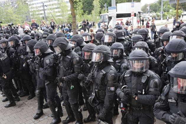 04.07.2026 Demonstration gegen den AFD-Parteitag in Erfurt Polizeikette sperrt die Straße vor einem Demonstrationszug ab Erfurt Thürigen *** July 4, 2026: Protest against the AfD party convention in Erfurt; a police cordon blocks the street in front of a protest march; Erfurt, Thuringia