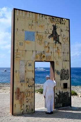 ITALY - POPE LEO XIV WALKS TROUGH THE ARCH OF THE MONUMENT DOOR OF EUROPE M DURING ONE DEY VISIT TO LAMPEDUSA ISLAND - 2026 7 4 Italy, Lampedusa, Vatican, 2026 7 4 Pope Leo XIV walks trough the arch of the monument Door of Europe - Porta d Europa made by the italian artist Mimmo Paladino, during a one day visit to Lampedusa island, south of Sicily, EDITORIAL USE ONLY - NO BOOKS Copyright: xVATICANxMEDIAx