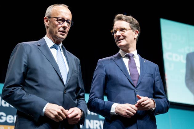 CDU Landesparteitag des Landes Nordrhein-Westfalen in Duesseldorf Bundeskanzler Friedrich Merz bei seiner Ankunft am CDU Landesparteitag des Landes Nordrhein-Westfalen mit Hendrik Wuest, Ministerpraesident des Landes Nordrhein-Westfalen im Maritim Hotel in NRW, Duesseldorf, 04.07.2026 *** CDU State Party Convention of North Rhine-Westphalia in Düsseldorf: Federal Chancellor Friedrich Merz upon his arrival at the CDU State Party Convention of North Rhine-Westphalia with Hendrik Wuest, Minister-President of North Rhine-Westphalia, at the Maritim Hotel in Düsseldorf, North Rhine-Westphalia, July 4, 2026