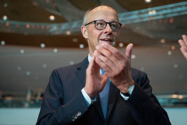 CDU Landesparteitag des Landes Nordrhein-Westfalen in Duesseldorf Bundeskanzler Friedrich Merz klatschend auf dem CDU Landesparteitag des Landes Nordrhein-Westfalen im Maritim Hotel in NRW, Duesseldorf, 04.07.2026 *** CDU State Party Convention of North Rhine-Westphalia in Düsseldorf: Federal Chancellor Friedrich Merz clapping at the CDU State Party Convention of North Rhine-Westphalia at the Maritim Hotel in Düsseldorf, North Rhine-Westphalia, July 4, 2026