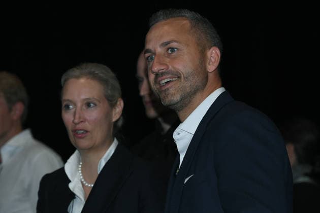 17. Bundesparteitag der Alternative für Deutschland am 04.07.2026 in der Messe Erfurt in Erfurt Dr. Alice Weidel ( Bundessprecherin und Kanzlerkandidatin AfD ), hinten - Ulrich Siegmund ( Spitzenkandidat der AfD Sachsen-Anhalt für die Landtagswahl 2026 ), vorne *** 17th Federal Party Convention of the Alternative for Germany on July 4, 2026, at the Erfurt Exhibition Center in Erfurt. Dr. Alice Weidel, federal spokesperson and AfD candidate for chancellor; in the back, Ulrich Siegmund, the AfD’s lead candidate in Saxony-Anhalt for the 2026 state election; in the front xRx