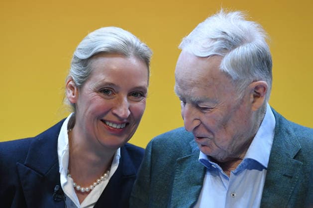 17. Bundesparteitag der Alternative für Deutschland am 04.07.2026 in der Messe Erfurt in Erfurt Dr. Alice Weidel ( Bundessprecherin und Kanzlerkandidatin AfD ), links - Dr. Alexander Gauland ( Ehrenvorsitzender AfD ), rechts *** 17th Federal Party Convention of the Alternative for Germany on July 4, 2026, at the Erfurt Exhibition Center in Erfurt; Dr. Alice Weidel, AfD Federal Spokesperson and candidate for chancellor, on the left; Dr. Alexander Gauland, AfD Honorary Chairman, on the right xRx