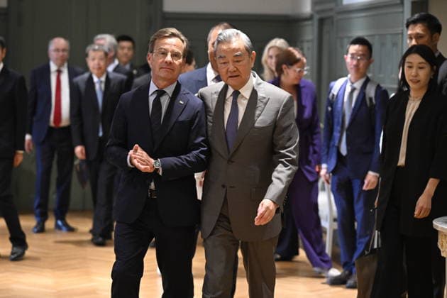 STOCKHOLM, SVERIGE 20260704 Statsminister Ulf Kristersson (M) tar emot Kinas utrikesminister Wang Yi. STOCKHOLM SVERIGE x10070x *** STOCKHOLM, SWEDEN July 4, 2026 Prime Minister Ulf Kristersson (M) welcomes Chinese Foreign Minister Wang Yi STOCKHOLM, SWEDEN x10070x  Copyright: xJessicaxGow TTx KINAS UTRIKESMINISTER WANG YI I STOCKHOLM uZAYVEYCe9c