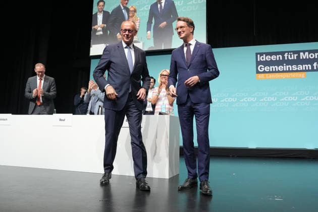 Landesparteitag der CDU NRW in Duesseldorf Hendrik Wuest, Ministerpraesident des Landes Nordrhein-Westfalen gemeinsam mit Bundeskanzler Friedrich Merz auf der Buehne beim Landesparteitag der CDU Nordrhein-Westfalen im Maritim Hotel, Duesseldorf, 04.07.2026 Duesseldorf NRW Deutschland *** CDU North Rhine-Westphalia State Party Convention in Düsseldorf: Hendrik Wuest, Minister President of North Rhine-Westphalia, on stage with Federal Chancellor Friedrich Merz at the CDU North Rhine-Westphalia State Party Convention at the Maritim Hotel in Düsseldorf, July 4, 2026, Düsseldorf, North Rhine-Westphalia, Germany