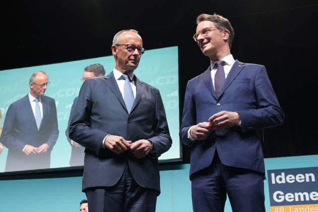 Landesparteitag der CDU NRW in Duesseldorf Hendrik Wuest, Ministerpraesident des Landes Nordrhein-Westfalen gemeinsam mit Bundeskanzler Friedrich Merz auf der Buehne beim Landesparteitag der CDU Nordrhein-Westfalen im Maritim Hotel, Duesseldorf, 04.07.2026 Duesseldorf NRW Deutschland *** CDU North Rhine-Westphalia State Party Convention in Düsseldorf: Hendrik Wuest, Minister President of North Rhine-Westphalia, on stage with Federal Chancellor Friedrich Merz at the CDU North Rhine-Westphalia State Party Convention at the Maritim Hotel in Düsseldorf, July 4, 2026, Düsseldorf, North Rhine-Westphalia, Germany
