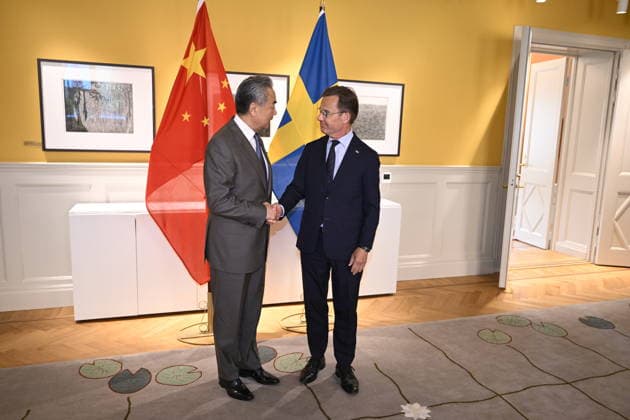STOCKHOLM, SVERIGE 20260704 Kinas utrikesminister Wang Yi tas emot av statsminister Ulf Kristersson (M). STOCKHOLM SVERIGE x10070x *** STOCKHOLM, SWEDEN 20260704 Chinese Foreign Minister Wang Yi is welcomed by Prime Minister Ulf Kristersson (M) STOCKHOLM, SWEDEN x10070x  Copyright: xJessicaxGow TTx KINAS UTRIKESMINISTER WANG YI I STOCKHOLM UC81kkMJgMw