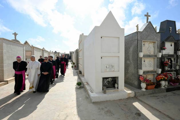 LAMPEDUSA -POPE LEON XIV ARRIVES AND STOPS AT THE CEMETERY,LAYING A WREATH ON THE GRAVES July 4, 2026 ITALY REL -July 4, 2026 Pastoral Visit to Lampedusa - Pope Leo XIV Arrives and stops at the cemetery, laying a wreath on the graves EDITORIAL USE ONLY - NO BOOKS Copyright: xVATICANxMEDIAx xCatholicxPressxPhotox