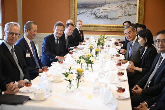 STOCKHOLM, SVERIGE 20260704 Statsminister Ulf Kristersson (M) med den svenska delegatioenen tar emot Kinas utrikesminister Wang Yi med den kinesiska delegationen. STOCKHOLM SVERIGE x10070x *** STOCKHOLM, SWEDEN July 4, 2026 Prime Minister Ulf Kristersson (M) and the Swedish delegation welcome Chinese Foreign Minister Wang Yi and the Chinese delegation STOCKHOLM, SWEDEN x10070x  Copyright: xJessicaxGow TTx KINAS UTRIKESMINISTER WANG YI I STOCKHOLM f4uj7O46s2Q