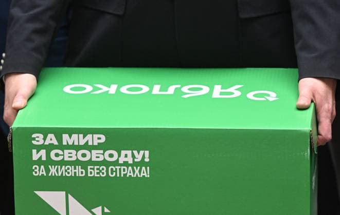 Russia Parliamentary Election Campaign Yabloko Party 9199636 04.07.2026 A member of the Yabloko political party holds a box with documents as he attends the submission of documents to Russia s Central Election Commission to register the party s list of candidates for the State Duma elections, scheduled for September 2026, in Moscow, Russia. Mikhail Voskresenskiy Sputnik Moscow Russia  Copyright: xMikhailxVoskresenskiyx