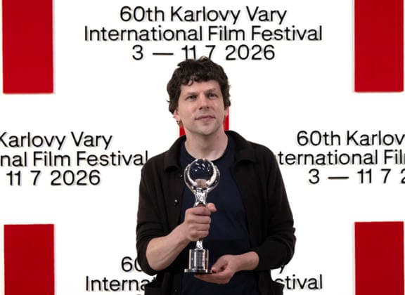 Entertainment Bilder des Tages The 60th Karlovy Vary International Film Festival continued on its second day, in Karlovy Vary, Czech Republic, on July 4, 2026. American actor Jesse Eisenberg accepted the Festival President s Award and introduced the film The Double . (CTKxPhoto KaterinaxSulova) CTKPhotoP2026070403191  CTKPhotoP2026070403191