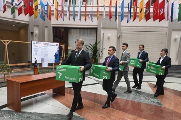 Russia Parliamentary Election Campaign Yabloko Party 9199629 04.07.2026 Chairman of the Yabloko political party Nikolai Rybakov, left, attends the submission of documents to Russia s Central Election Commission to register the party s list of candidates for the State Duma elections, scheduled for September 2026, in Moscow, Russia. Mikhail Voskresenskiy Sputnik Moscow Russia  Copyright: xMikhailxVoskresenskiyx