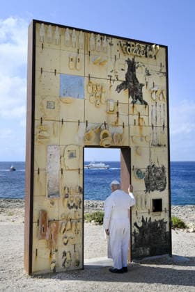 Pope Leo XIV Visits The Southern Italian Island of Lampedusa Pope Leo XIV visits the ‘Gateway to Europe’ on the southern Italian island of Lampedusa on July 4, an art monument and memorial to the migrants who have perished while trying to reach Europe. Pope Leo XIV landed in Lampedusa for a pastoral visit to the southern Italian island at the crossroads of migrations routes from North Africa to Europe. Photo by (EV) Simone Risoluti Vatican Media ABACAPRESS.COM Lampedusa Italy  Copyright: xABACAx