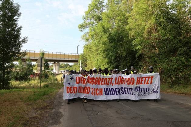 RECORD DATE NOT STATED Datum: 04.07.2026 Ort: Erfurt In Erfurt demonstrieren Tausende Menschen ueberwiegend Friedlich. Trotz Blockaden auf wichtigen Zufahrtsstrassen beginnt der Parteitag puenktlich. Bereits in den fruehen Morgenstunden des 4. Juli haben in Erfurt die Proteste gegen den AfD-Bundesparteitag begonnen. Nach Schaetzungen werden im Laufe des Tages bis zu 50.000 Gegendemonstrierende erwartet. Mehrere Tausend Aktivistinnen und Aktivisten haben angekuendigt, Zufahrtsstrassen zum Veranstaltungsort mit Sitzblockaden zu besetzen. Die Polizei ist mit einem Grossaufgebot im Einsatz. Nach eigenen Angaben soll sowohl das Versammlungsrecht gewaehrleistet als auch die Anreise der Delegierten zum Parteitag abgesichert werden. Im Vorfeld hatte das xTyran Sobadkyx