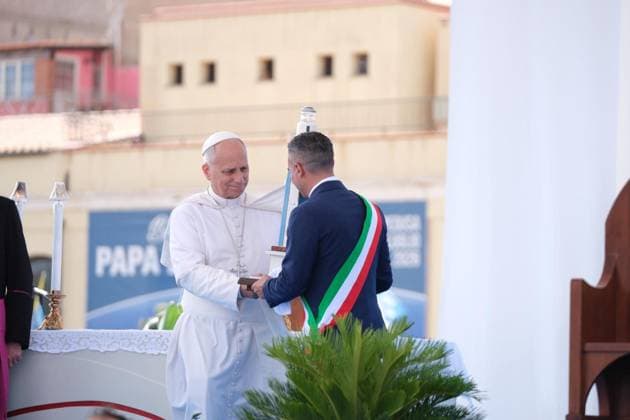 July 4, 2026, Lampedusa: An handout picture provided by Arcidiocesi di Agrigento shows Pope Leo XIV during his pastoral visit on Lampedusa, island in the south of Italy, 4 July 2026 ANSA Arcidiocesi di Agrigento press office handout +++ ANSA PROVIDES ACCESS TO THIS HANDOUT PHOTO TO BE USED SOLELY TO ILLUSTRATE NEWS REPORTING OR COMMENTARY ON THE FACTS OR EVENTS DEPICTED IN THIS IMAGE - NO ARCHIVING - NO LICENSING - NPK Lampedusa  - ZUMAa110 20260704_zaf_a110_017 Copyright: xArcidiocesixDixAgrigentox