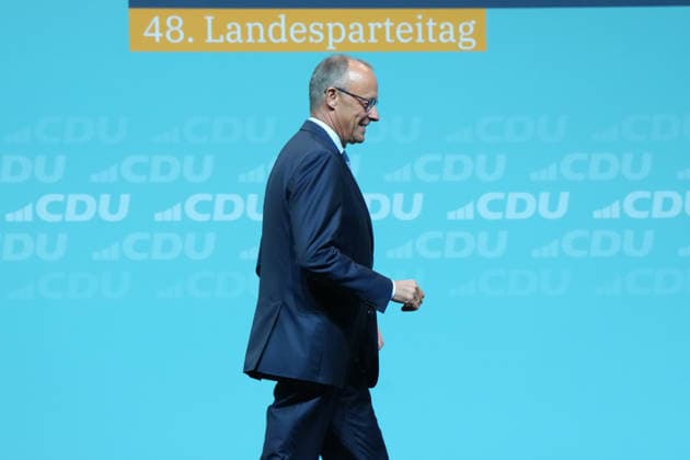 Landesparteitag der CDU NRW in Duesseldorf Bundeskanzler Friedrich Merz auf dem Weg zum Rednerpult vor seiner Rede zur Ereoffung des Landesparteitag der CDU Nordrhein-Westfalen im Maritim Hotel, Duesseldorf, 04.07.2026 Duesseldorf NRW Deutschland *** CDU North Rhine-Westphalia State Party Convention in Düsseldorf: Federal Chancellor Friedrich Merz on his way to the podium before his opening address at the CDU North Rhine-Westphalia State Party Convention at the Maritim Hotel, Düsseldorf, July 4, 2026, Düsseldorf, North Rhine-Westphalia, Germany