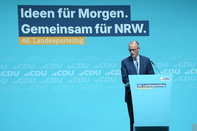 Landesparteitag der CDU NRW in Duesseldorf Bundeskanzler Friedrich Merz bei seiner Rede zur Ereoffung des Landesparteitag der CDU Nordrhein-Westfalen im Maritim Hotel, Duesseldorf, 04.07.2026 Duesseldorf NRW Deutschland *** CDU North Rhine-Westphalia State Party Convention in Düsseldorf: Federal Chancellor Friedrich Merz delivering his opening address at the CDU North Rhine-Westphalia State Party Convention at the Maritim Hotel in Düsseldorf, July 4, 2026, Düsseldorf, North Rhine-Westphalia, Germany