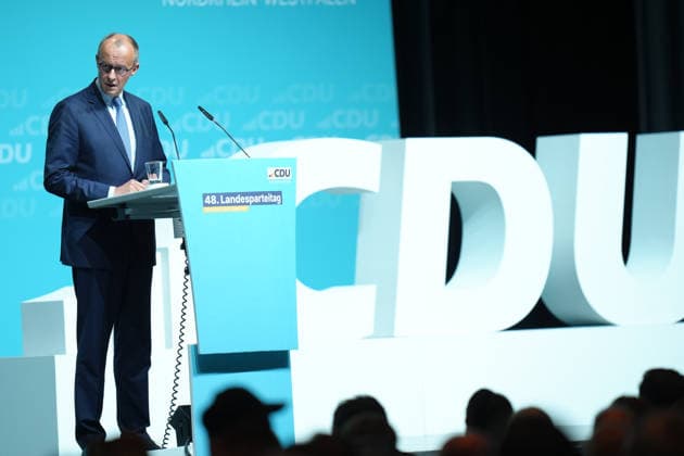 Landesparteitag der CDU NRW in Duesseldorf Bundeskanzler Friedrich Merz bei seiner Rede zur Ereoffung des Landesparteitag der CDU Nordrhein-Westfalen im Maritim Hotel, Duesseldorf, 04.07.2026 Duesseldorf NRW Deutschland *** CDU North Rhine-Westphalia State Party Convention in Düsseldorf: Federal Chancellor Friedrich Merz delivering his opening address at the CDU North Rhine-Westphalia State Party Convention at the Maritim Hotel in Düsseldorf, July 4, 2026, Düsseldorf, North Rhine-Westphalia, Germany