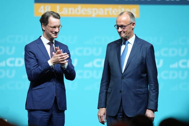 Landesparteitag der CDU NRW in Duesseldorf Hendrik Wuest, Ministerpraesident des Landes Nordrhein-Westfalen applaudiert Bundeskanzler Friedrich Merz beim Landesparteitag der CDU Nordrhein-Westfalen im Maritim Hotel, Duesseldorf, 04.07.2026 Duesseldorf NRW Deutschland *** CDU North Rhine-Westphalia State Party Convention in Düsseldorf: Hendrik Wuest, Minister-President of North Rhine-Westphalia, applauds Federal Chancellor Friedrich Merz at the CDU North Rhine-Westphalia State Party Convention at the Maritim Hotel in Düsseldorf, July 4, 2026, Düsseldorf, North Rhine-Westphalia, Germany