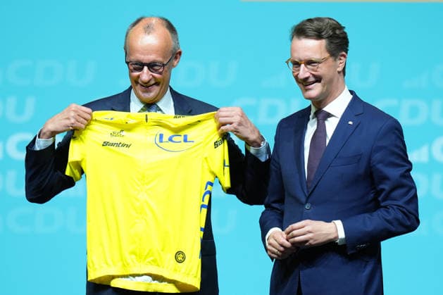 Landesparteitag der CDU NRW in Duesseldorf Bundeskanzler Friedrich Merz mit dem gelben Trikot des Fruehrenden in Anlehnung an die Tour de France ueberreicht durch Hendrik Wuest, Ministerpraesident des Landes Nordrhein-Westfalen beim Landesparteitag der CDU Nordrhein-Westfalen im Maritim Hotel, Duesseldorf, 04.07.2026 Duesseldorf NRW Deutschland *** CDU North Rhine-Westphalia State Party Convention in Düsseldorf: Federal Chancellor Friedrich Merz wearing the yellow leader’s jersey—a nod to the Tour de France—presented by Hendrik Wuest, Minister-President of North Rhine-Westphalia, at the CDU North Rhine-Westphalia State Party Convention at the Maritim Hotel, Düsseldorf, July 4, 2026, Düsseldorf, North Rhine-Westphalia, Germany