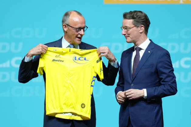 Landesparteitag der CDU NRW in Duesseldorf Bundeskanzler Friedrich Merz mit dem gelben Trikot des Fruehrenden in Anlehnung an die Tour de France ueberreicht durch Hendrik Wuest, Ministerpraesident des Landes Nordrhein-Westfalen beim Landesparteitag der CDU Nordrhein-Westfalen im Maritim Hotel, Duesseldorf, 04.07.2026 Duesseldorf NRW Deutschland *** CDU North Rhine-Westphalia State Party Convention in Düsseldorf: Federal Chancellor Friedrich Merz wearing the yellow leader’s jersey—a nod to the Tour de France—presented by Hendrik Wuest, Minister-President of North Rhine-Westphalia, at the CDU North Rhine-Westphalia State Party Convention at the Maritim Hotel, Düsseldorf, July 4, 2026, Düsseldorf, North Rhine-Westphalia, Germany