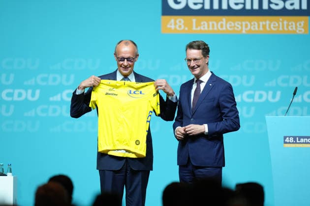 Landesparteitag der CDU NRW in Duesseldorf Hendrik Wuest, Ministerpraesident des Landes Nordrhein-Westfalen ueberreicht Bundeskanzler Friedrich Merz symbolisch das Gelbe Trikot des Fuehrenden in Anlehnung an die Tour de France beim Landesparteitag der CDU Nordrhein-Westfalen im Maritim Hotel, Duesseldorf, 04.07.2026 Duesseldorf NRW Deutschland *** CDU North Rhine-Westphalia State Party Convention in Düsseldorf: Hendrik Wuest, Minister-President of North Rhine-Westphalia, symbolically presents Federal Chancellor Friedrich Merz with the yellow leader’s jersey—modeled after the Tour de France—at the CDU North Rhine-Westphalia State Party Convention at the Maritim Hotel, Düsseldorf, July 4, 2026, Düsseldorf, North Rhine-Westphalia, Germany