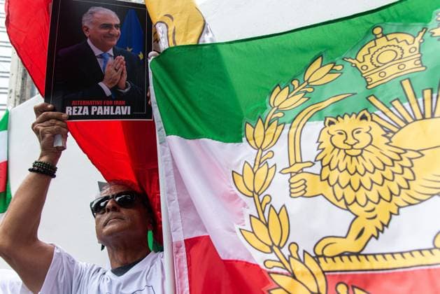 Iranian Protest outside the US embassy in Bangkok. BANGKOK, THAILAND JULY 4, 2026: Iranian protesters gathered outside the United States Embassy in Bangkok, Thailand, on July 4, 2026, to express support for political activist and former Iranian Crown Prince Reza Pahlavi. Demonstrators also called on the U.S. government to reject any future peace agreement with the government of Iran. Bangkok Copyright: x xPeeraponxBoonyakiatx xJNAxPressx