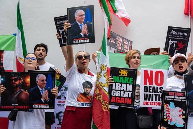 News Bilder des Tages Iranian Protest outside the US embassy in Bangkok. BANGKOK, THAILAND JULY 4, 2026: Iranian protesters gathered outside the United States Embassy in Bangkok, Thailand, on July 4, 2026, to express support for political activist and former Iranian Crown Prince Reza Pahlavi. Demonstrators also called on the U.S. government to reject any future peace agreement with the government of Iran. Bangkok Copyright: x xPeeraponxBoonyakiatx xJNAxPressx