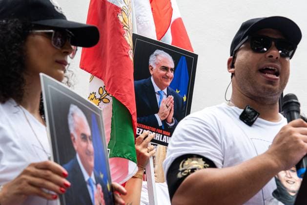 Iranian Protest outside the US embassy in Bangkok. BANGKOK, THAILAND JULY 4, 2026: Iranian protesters gathered outside the United States Embassy in Bangkok, Thailand, on July 4, 2026, to express support for political activist and former Iranian Crown Prince Reza Pahlavi. Demonstrators also called on the U.S. government to reject any future peace agreement with the government of Iran. Bangkok Thailand Copyright: x xPeeraponxBoonyakiatx xJNAxPressx