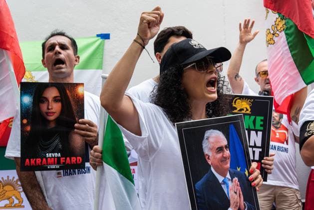 Iranian Protest outside the US embassy in Bangkok. BANGKOK, THAILAND JULY 4, 2026: Iranian protesters gathered outside the United States Embassy in Bangkok, Thailand, on July 4, 2026, to express support for political activist and former Iranian Crown Prince Reza Pahlavi. Demonstrators also called on the U.S. government to reject any future peace agreement with the government of Iran. Bangkok Copyright: x xPeeraponxBoonyakiatx xJNAxPressx