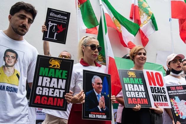 Iranian Protest outside the US embassy in Bangkok. BANGKOK, THAILAND JULY 4, 2026: Iranian protesters gathered outside the United States Embassy in Bangkok, Thailand, on July 4, 2026, to express support for political activist and former Iranian Crown Prince Reza Pahlavi. Demonstrators also called on the U.S. government to reject any future peace agreement with the government of Iran. Bangkok Copyright: x xPeeraponxBoonyakiatx xJNAxPressx