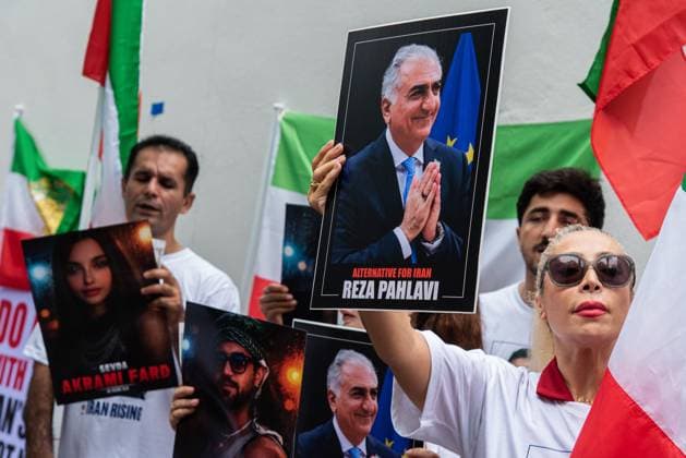 Iranian Protest outside the US embassy in Bangkok. BANGKOK, THAILAND JULY 4, 2026: Iranian protesters gathered outside the United States Embassy in Bangkok, Thailand, on July 4, 2026, to express support for political activist and former Iranian Crown Prince Reza Pahlavi. Demonstrators also called on the U.S. government to reject any future peace agreement with the government of Iran. Bangkok Copyright: x xPeeraponxBoonyakiatx xJNAxPressx