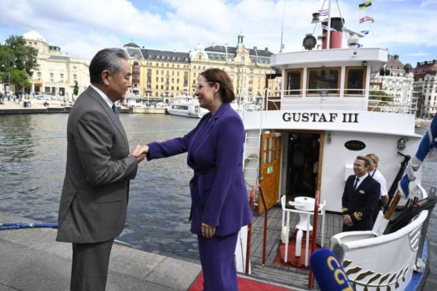 STOCKHOLM, SVERIGE 20260704 Kinas utrikesminister Wang Yi och Maria Malmer Stenergard (M) före batturen. STOCKHOLM SVERIGE x10070x *** STOCKHOLM, SWEDEN July 4, 2026 China s Foreign Minister Wang Yi and Maria Malmer Stenergard M before the boat ride STOCKHOLM SWEDEN x10070x  Copyright: xJessicaxGow TTx KINAS UTRIKESMINISTER WANG YI I STOCKHOLM X9d3N7e-YuA