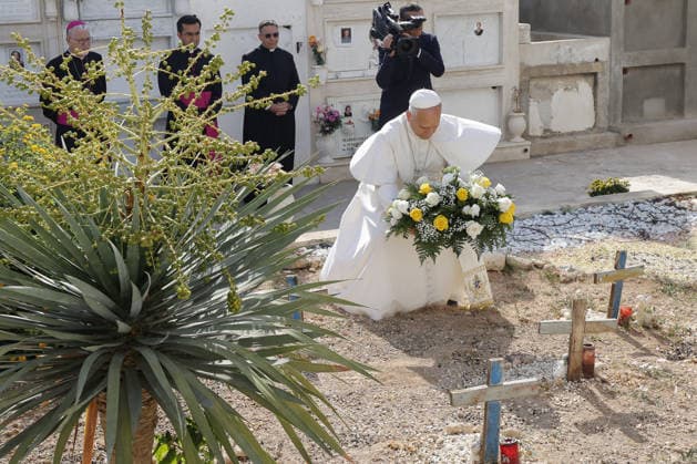 News Themen der Woche KW27 Pope Leo XIV visits the Southern Italian island of Lampedusa LAMPEDUSA, ITALY - JULY 04: Pope Leo XIV pays homage to the graves of migrants at the cemetery of Lampedusa, Italy, on July 04, 2026. Riccardo De Luca Anadolu Lampedusa Italy. Editorial use only. Please get in touch for any other usage.  Copyright: x2026xAnadoluxRiccardoxDexLucax