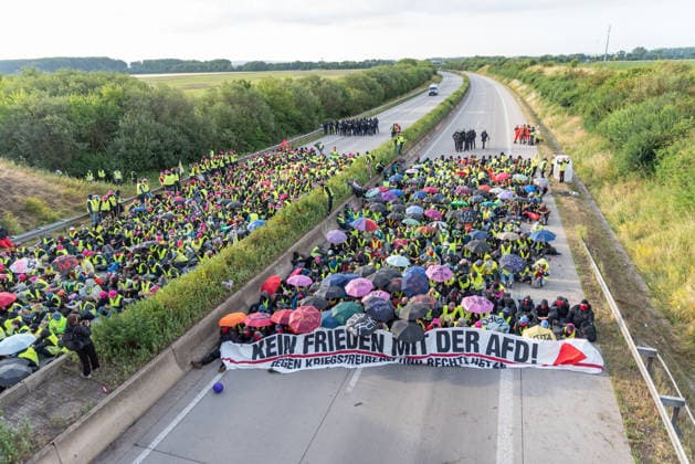 Erfurt Proteste gegen den AfD-Bundesparteitag in Erfurt, 04.07.2026 Im Mehrere hundert Menschen eines Finger von Widersetzen blockiert die Autobahn A71 bei Erfurt. Auf einem Transparent steht Kein Frieden mit der AfD . Tausende haben am Samstag, 04.07.2026, in Erfurt gegen den Bundesparteitag der Alternative fuer Deutschland (AfD) demonstriert. Das Buendnis Widersetzen hatte zu Blockaden der Zufahrtswege aufgerufen. Proteste gegen den AfD-Bundesparteitag in Erfurt, 04.07.2026. *** Erfurt: Protests against the AfD National Party Convention in Erfurt, July 4, 2026. Several hundred people from the Widersetzen coalition blocked the A71 highway near Erfurt. A banner read, No Peace with the AfD. Thousands protested on Saturday, July 4 Copyright: xEibner-Pressefoto FabianxSteffenx EP_FSS