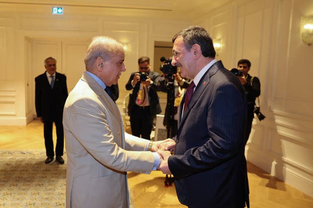 News Bilder des Tages Turkiye-Pakistan Business conference held in Istanbul ISTANBUL, TURKIYE - JULY 4: Pakistani Prime Minister Shehbaz Sharif (L) and Turkish Vice President Cevdet Yilmaz greet each other ahead of the Turkiye-Pakistan Business Conference in Istanbul, Turkiye, on July 4, 2026. The forum brings together officials and business representatives from both countries. Ahmet Okur Anadolu Istanbul Turkey. Editorial use only. Please get in touch for any other usage.  Copyright: x2026xAnadoluxAhmetxOkurx