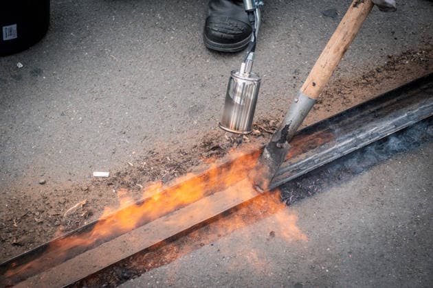 Freiwillige Helfer reinigen gemeinsam mit Mitarbeitenden der Leipziger Verkehrsbetriebe (LVB) Straßenbahngleise an der Leibnizstraße in Leipzig (Sachsen) von geschmolzenem Bitumen. Die Arbeiten sind Teil eines dritten Subbotniks zur Beseitigung der Hitzeschäden am Straßenbahnnetz. Aufnahme vom 4. Juli 2026. Hilfsaktion Leipzig *** Volunteers are working alongside employees of the Leipzig Public Transportation Authority (LVB) to clean melted bitumen from the tram tracks on Leibnizstraße in Leipzig, Saxony. The work is part of a third subbotnik aimed at repairing heat damage to the tram network. Photo taken on July 4, 2026. VolunteerLeipzig Relief Effort